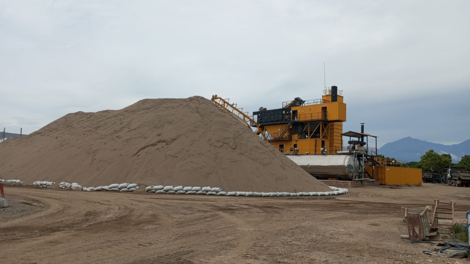 Planta de asfalto con acopio de material